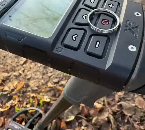 Wiedergefundener Ehering auf der Spule des Metalldetektors – Endortung mit Minelab Manticore und Pinpointer