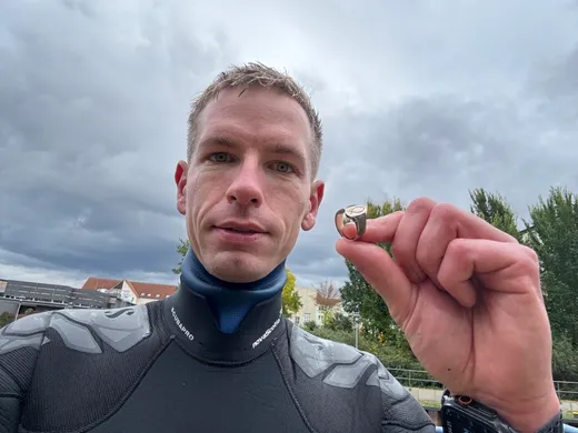 Suche im Flachwasser mit Tauchausrüstung in einem Badesee in Niedersachsen