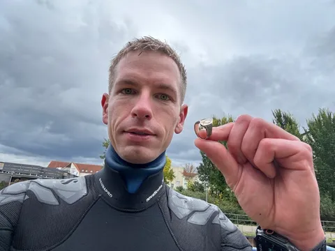 Suche im Flachwasser mit wasserdichtem Metalldetektor