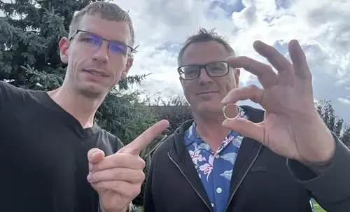 Patrik Flömer übergibt einen wiedergefundenen Goldring an den glücklichen Besitzer – Ringsuche mit Metalldetektor in Bremen
