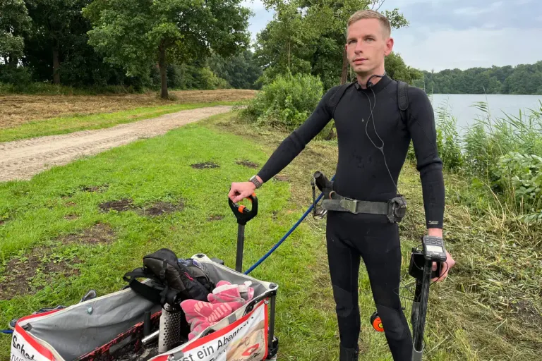 Patrik Flömer aus Verden (Aller) – Sondengänger mit Neopren und Metalldetektor im Einsatz