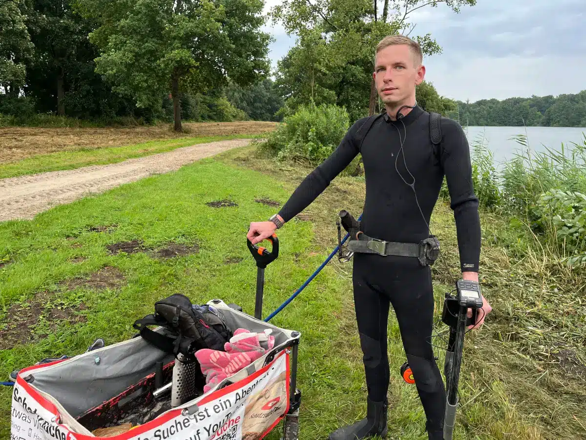 Patrik Flömer beim Tauchgang im Zwischenahner Woldsee – Ringsuche unter Wasser