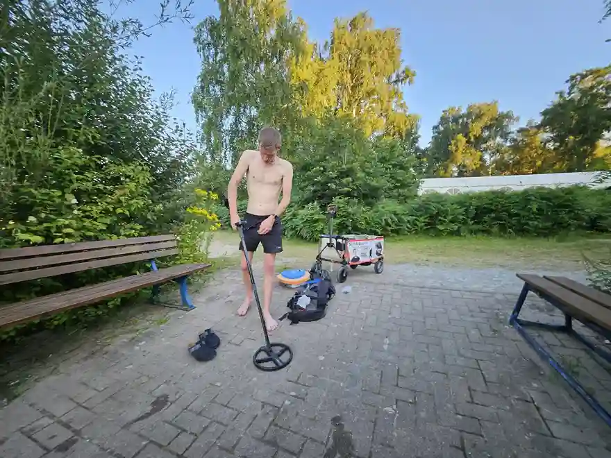 Patrik Flömer mit Profi-Metalldetektor auf der Aller-Wiese in Verden